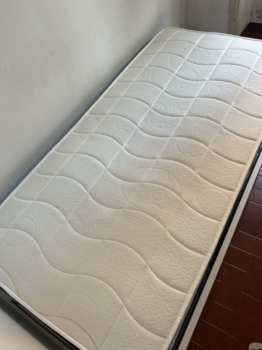 Cama e colchão solteiro