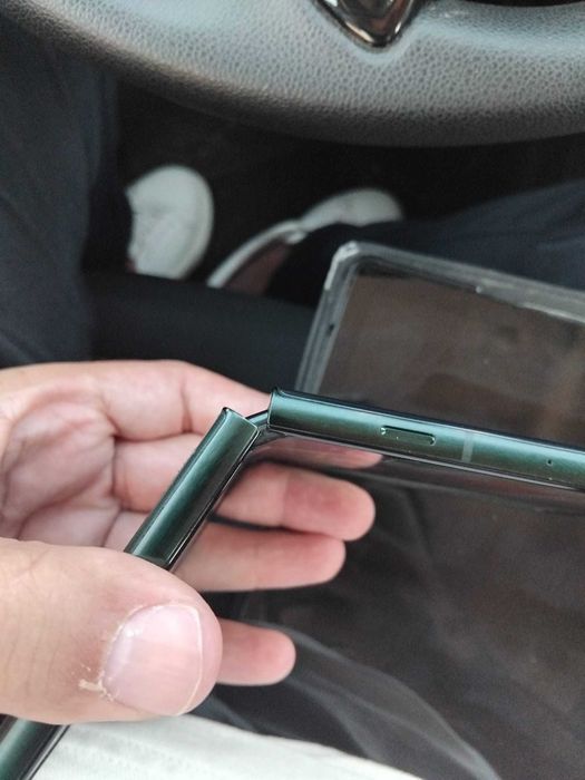 Motorola RAZR 60 ultra scarab