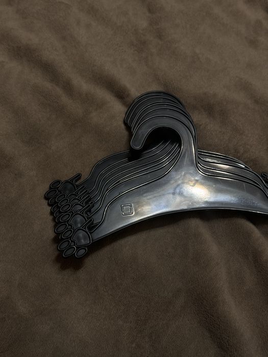 Маленькі вішаки для собачої одежі