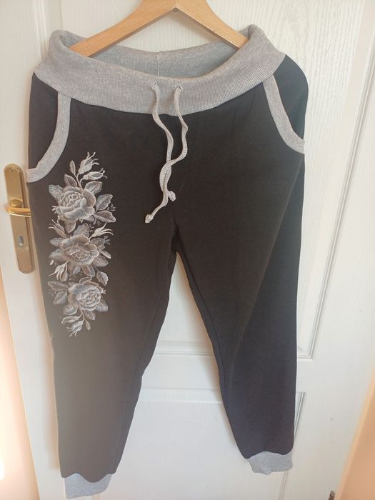 Piękny ciepły dres z haftem r.42