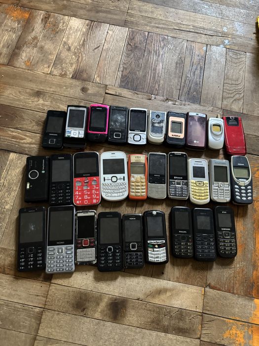 Лот кнопочных телефонов Nokia, Samsung, Sony Ericsson (около 30 шт)