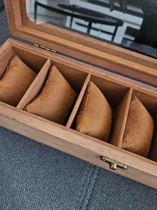 Drewniana szkatułka pudełko ekspozytor do zegarków biżuterii prezent