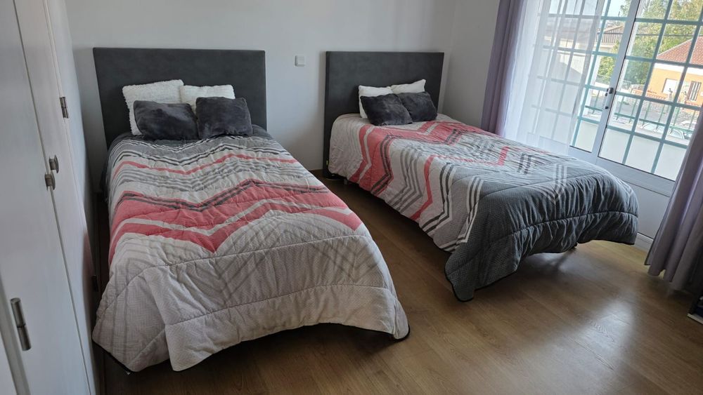 2 Camas solteiro ambas com estrados oferta de colchões, quase novos e cabeceiras
