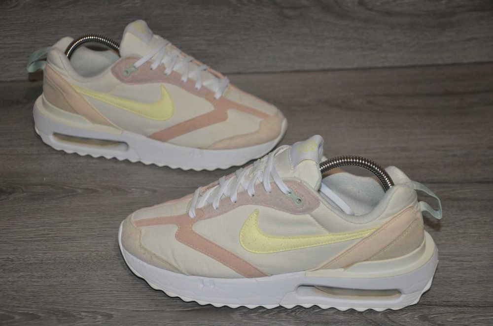 Продам кросівки Фірма Nike Air Max Dawn .