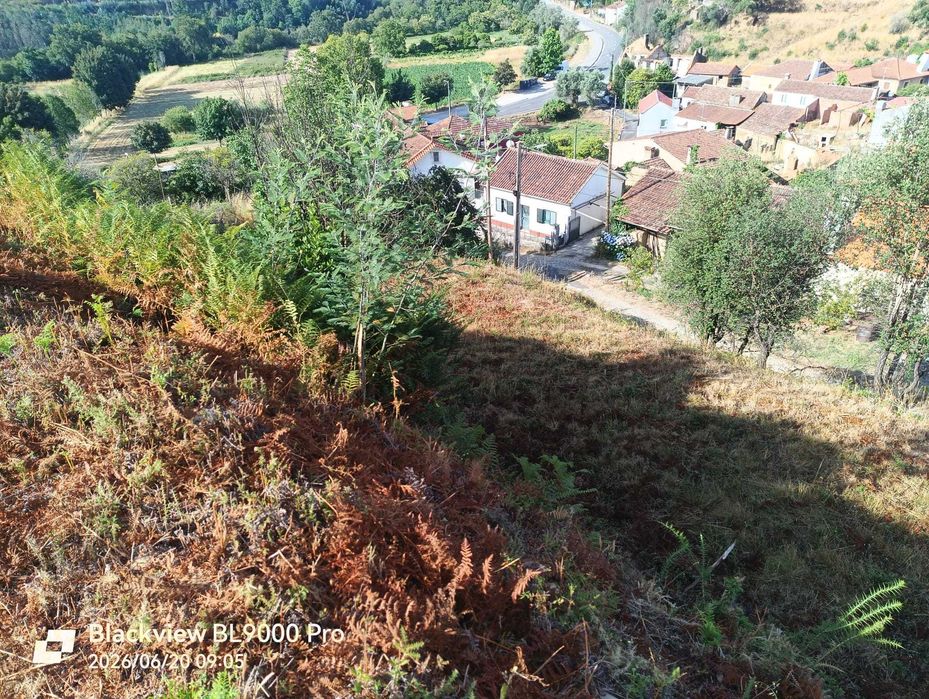 Vendo Terreno, com excelente área e várias possibilidades de construção . Já tem projeto aprovado.