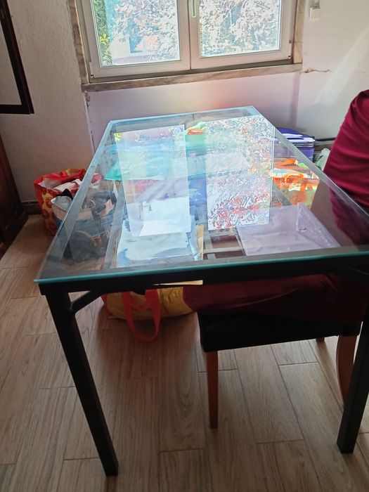 Mesa de jantar c/ tampo de vidro