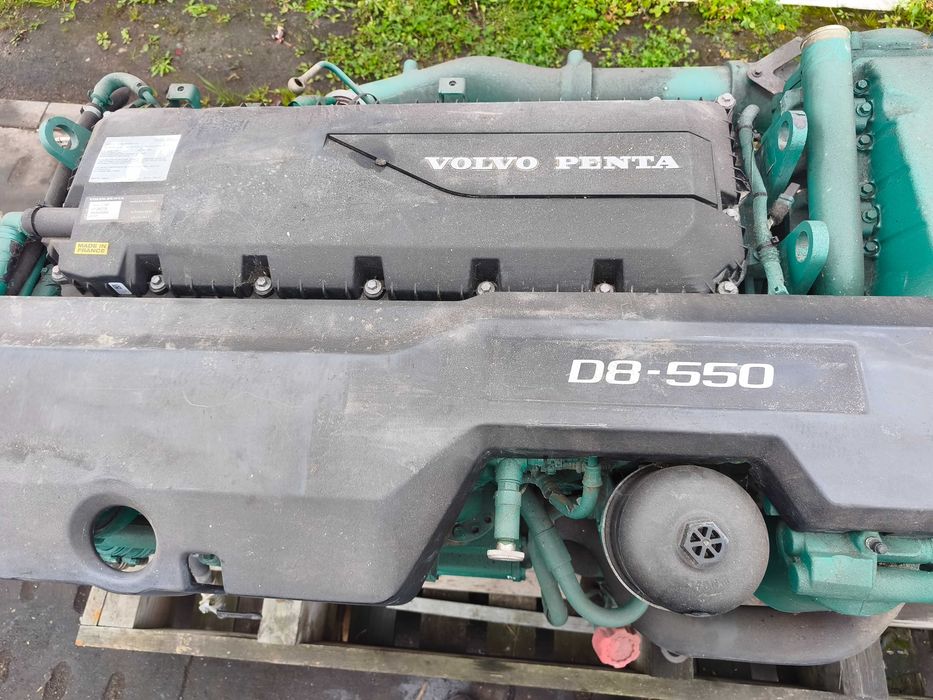 Silnik Volvo D8-550 Volvo Penta 550KM Seria D8 Kod D8A2-A Rok 2017 Para ( Dwóch) Silników z Jachtu Motorowego Jeden z Dziurą w Bloku