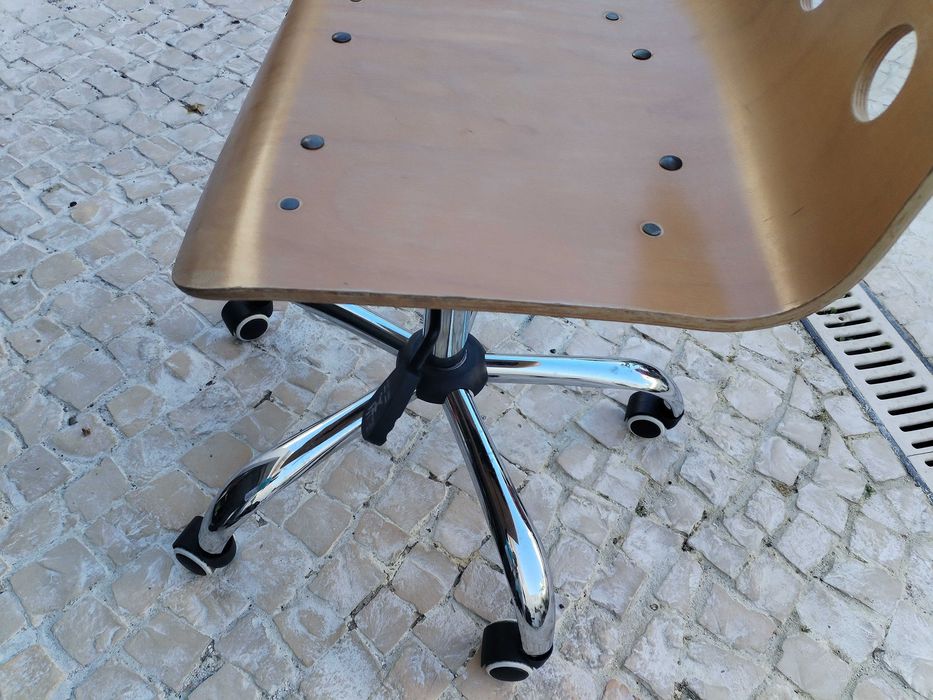 Cadeira em madeira com rodado em metal