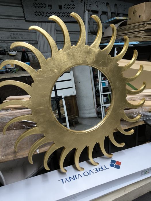 Sun-shaped mirror with gold leaf64751300794753120