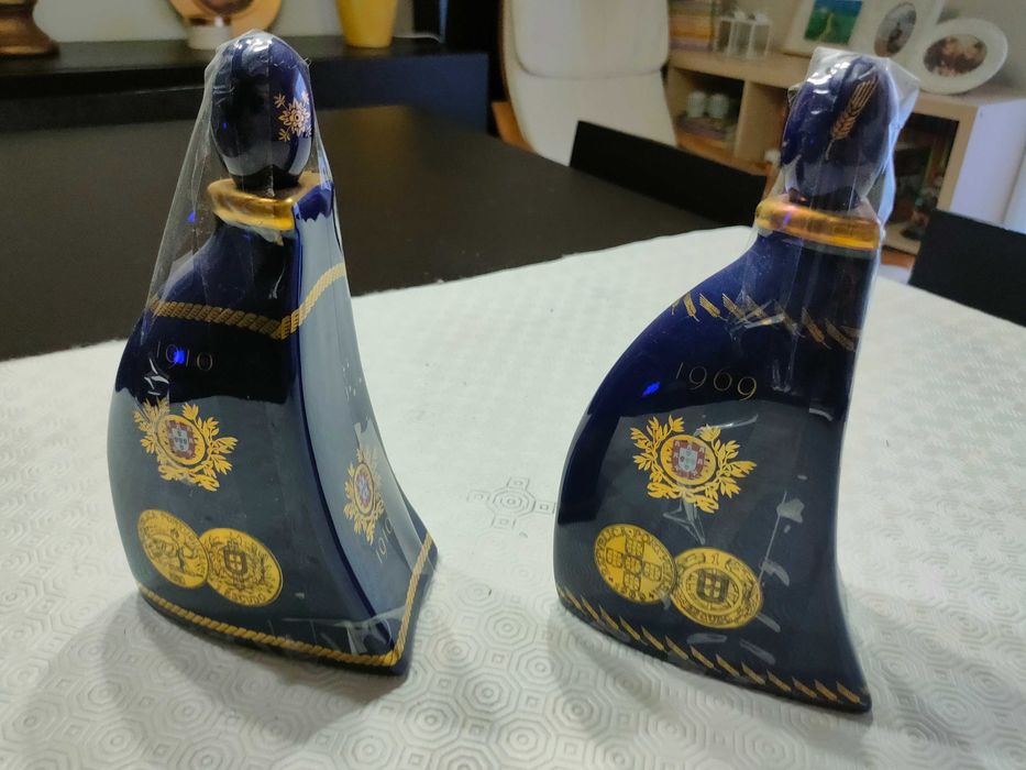 Belíssima garrafa de coleção com presentoir em porcelana portuguesa.