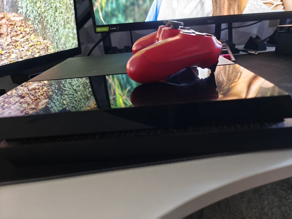 Ps4 com comando vermelho