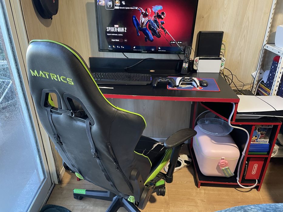 Mesa gamer vermelha (fita de led +cadeira gamer de prenda)