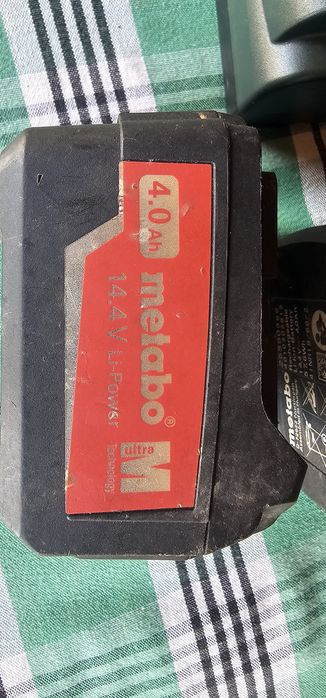 Carregador e duas baterias Metabo