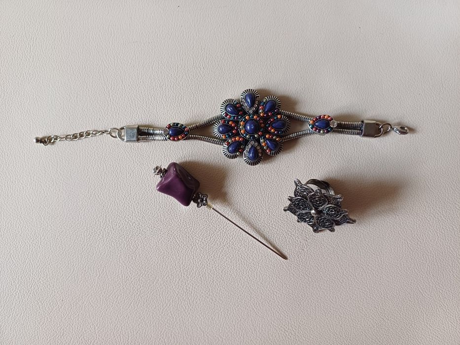 Conjunto de  pulseira, anel e broche de tons roxos e prateados