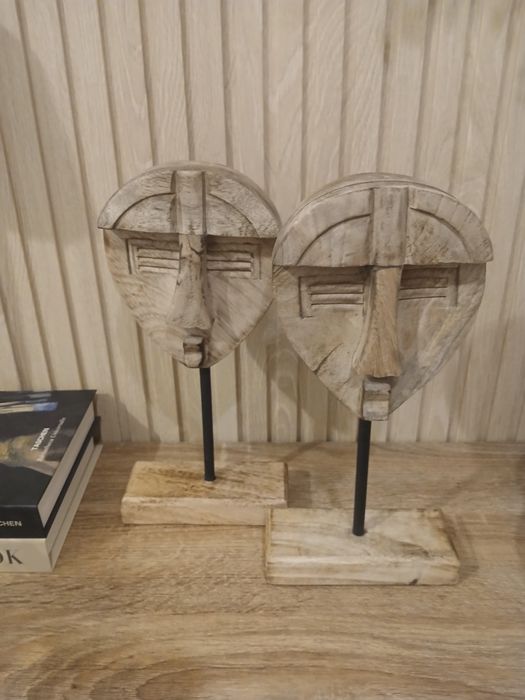 Vendo duas estatuetas de madeira e ferro em optimo estado.