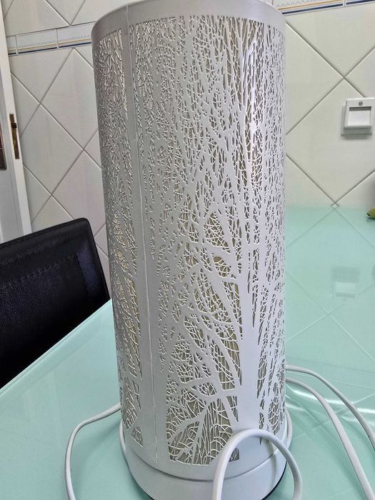 Candeeiro branco com relevo
