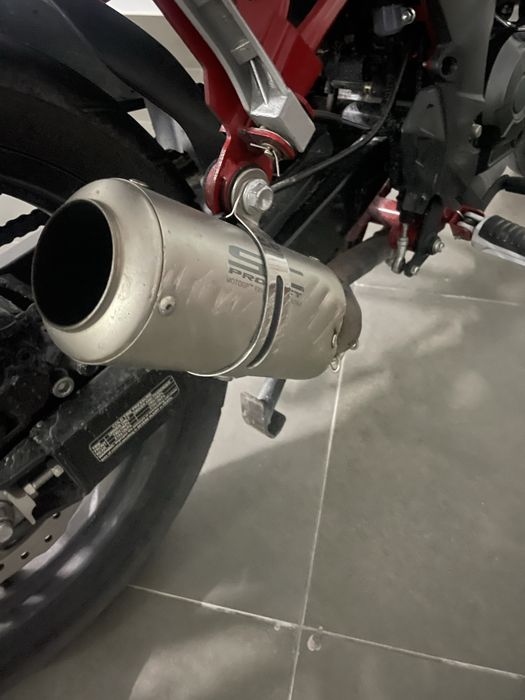 Benelli bn 125.