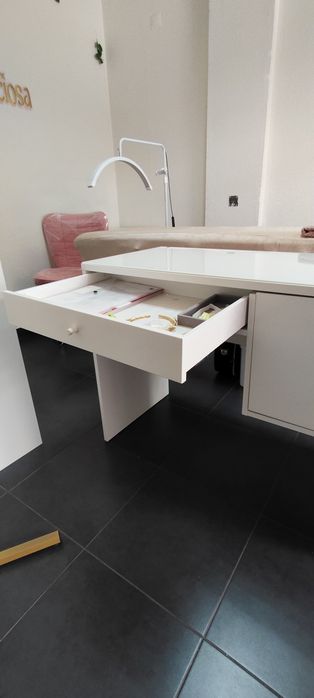 Mesa com pouco tempo de uso *