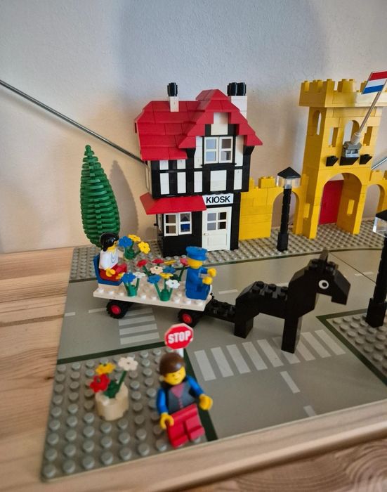 Lego 1592  - Castle Scene
1592 Town Square - Castle Scene
1592 Town Sq