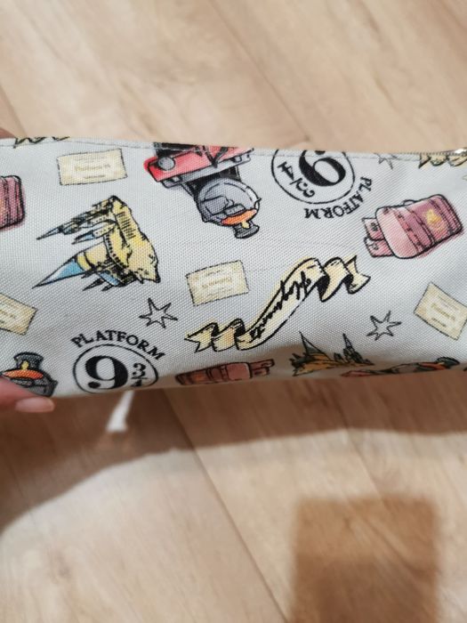 Piórnik szkolny tuba Back to Hogwarts Empik