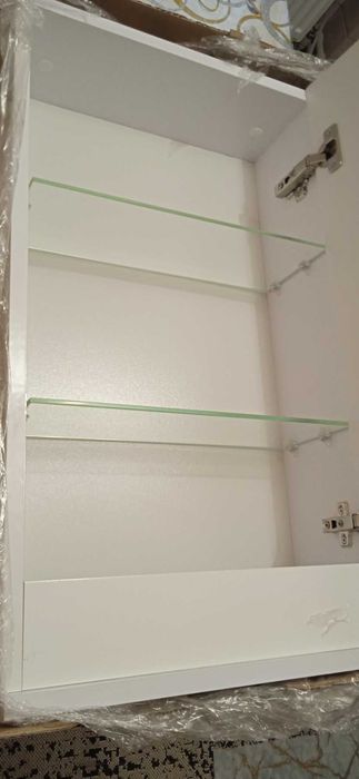 шкафчик-зеркало в ванную комнату