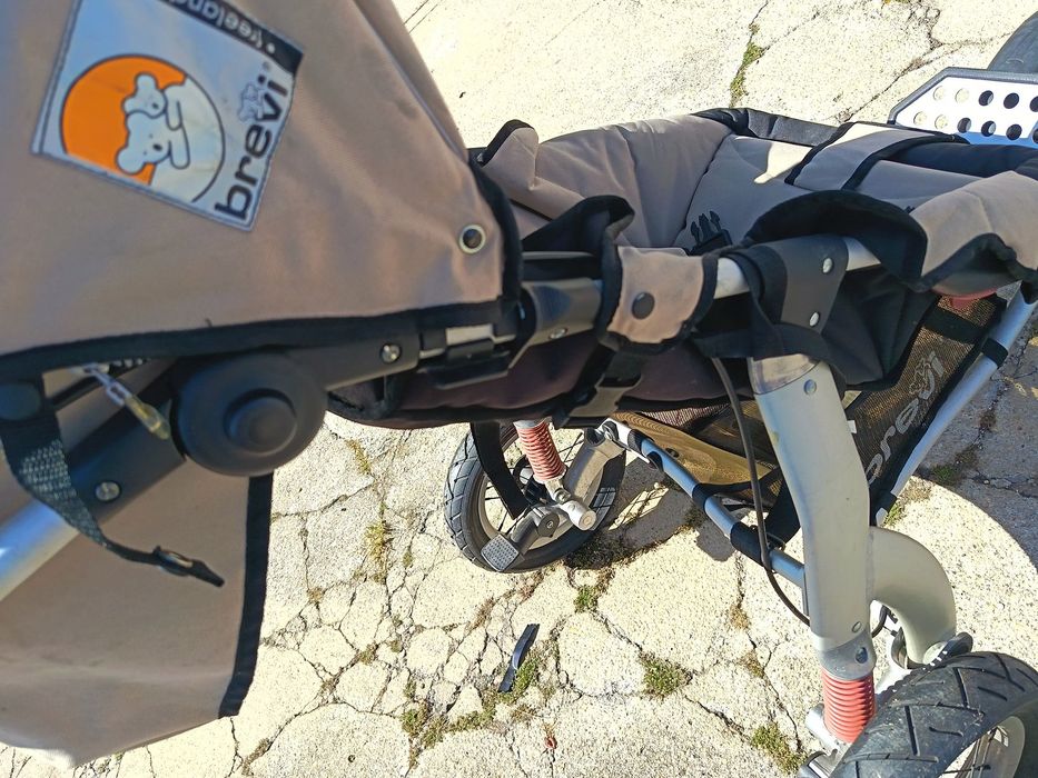 Carrinho de Bebé / Criança BREVI em bom estado com travão e bolsa
