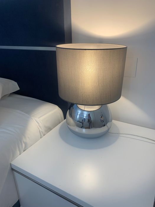 Candeeiro de mesa prateado e abatjour cinza