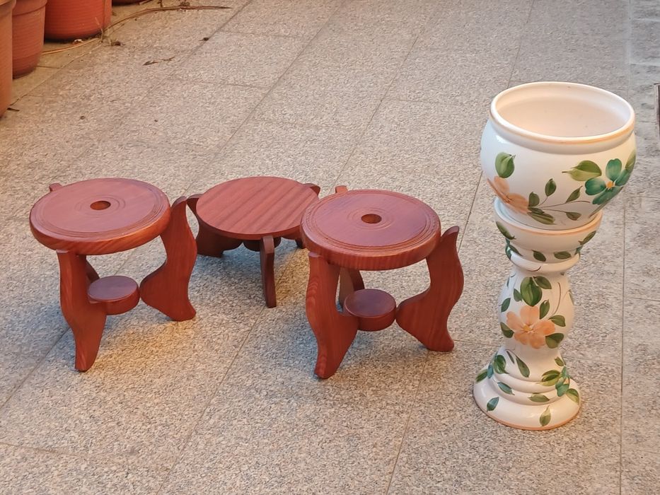 Vendo COLUNAS/SUPORTES PARA VASOS como novas.Possibilidade de entrega. Preço de cada 1