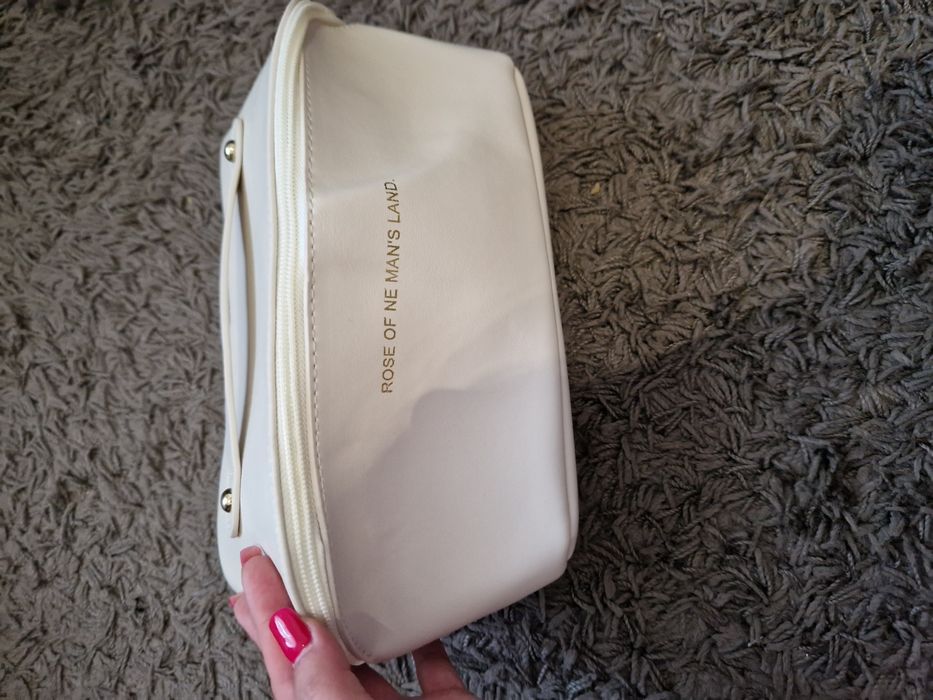 Kremowa, elegancka kosmetyczka