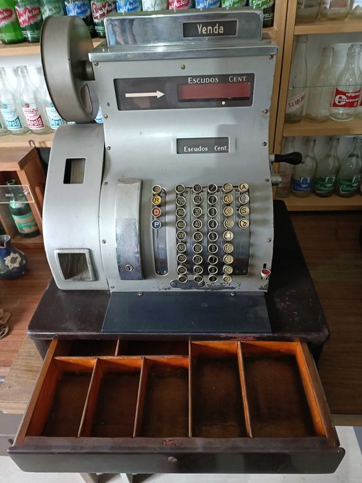 Máquina registadora NARIONAL antiga a funcionar