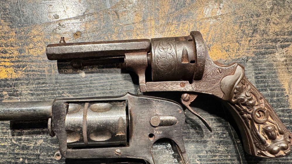 Pistolas antigas para decoração do XIX