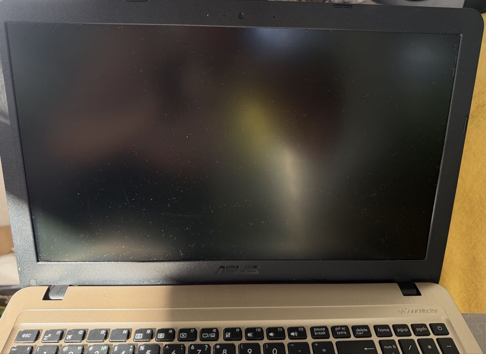 Ноутбук ASUS в дуже хорошому стані, екран 15.6, памʼять 4 ГБ/8 ГБ працює без нарікань, екран без подряпин