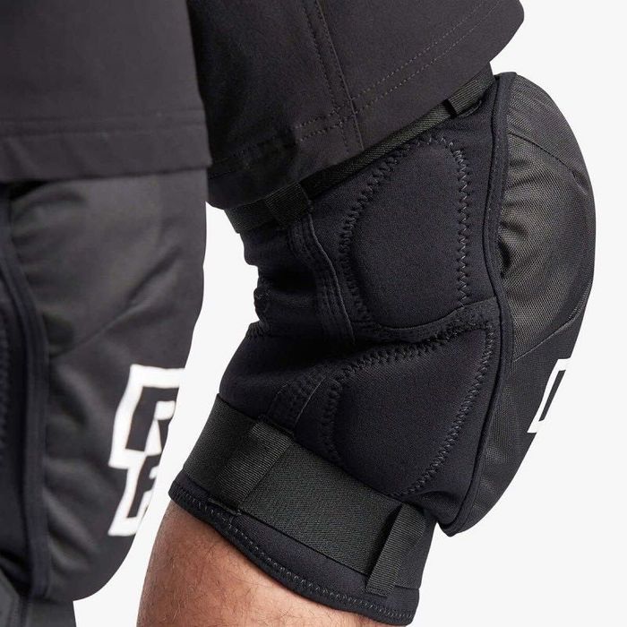 Ochraniacze na kolana Race Face Ambush Knee-Stealth