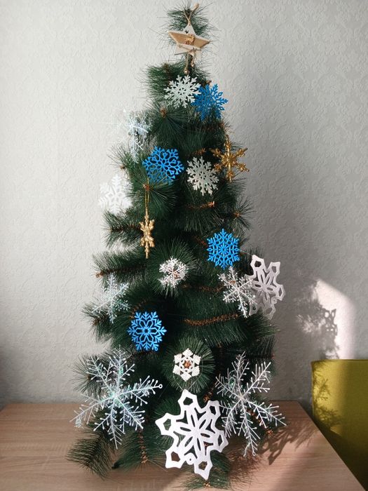 Новорічна ялинка з прикрасами