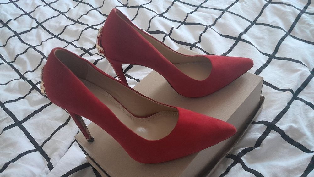 Czerwone buty na szpilce