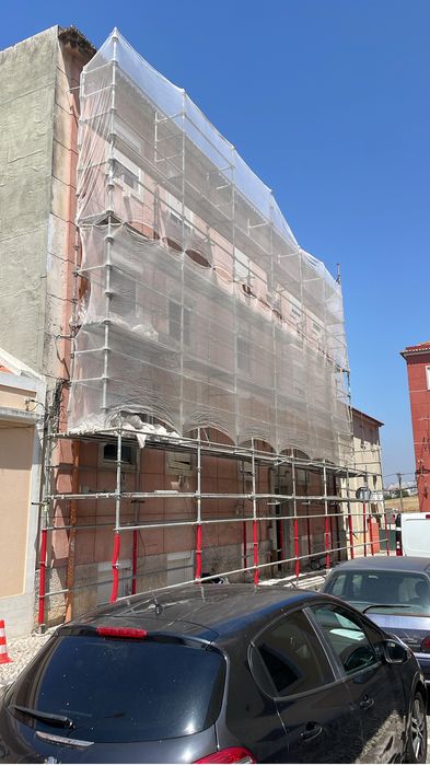 Trabalhos em altura por andaimes, rapel / alpinismo telhados, fachadas