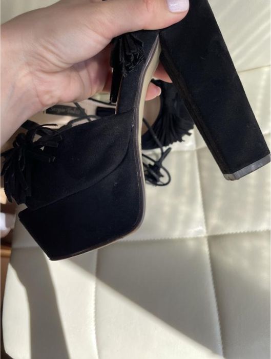 Чорні босоніжки на підборах