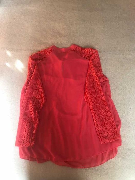 Blusa cor de rosa rendada