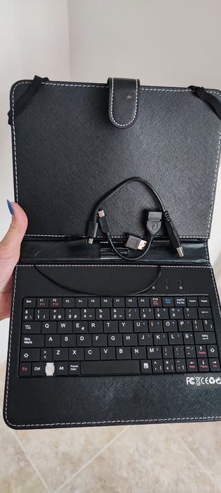 Capa com teclado para tablet