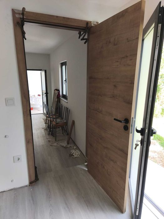 Aplicação/Instalação de portas e rodapés e piso vinílico