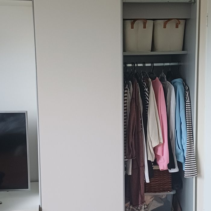 Biała szafa do przechowywania