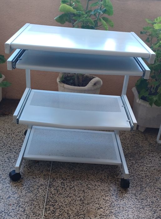 2 Mesas de computador metálicas