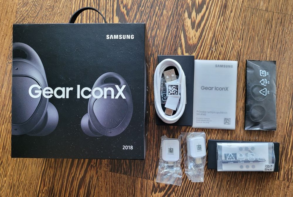 Samsung Gear Iconx 2018 pudełko oraz akcesoria