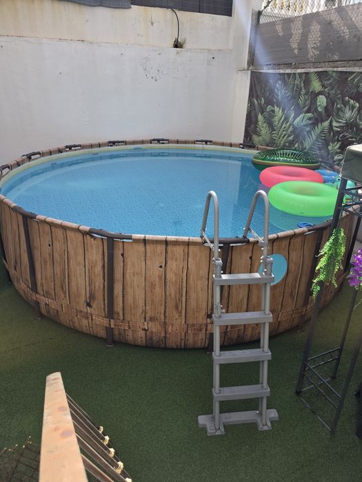 Espaço para festas com piscina/decoração personalizada