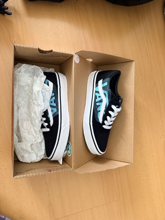 Sapatilhas Azul e preto (brilha no escuro)