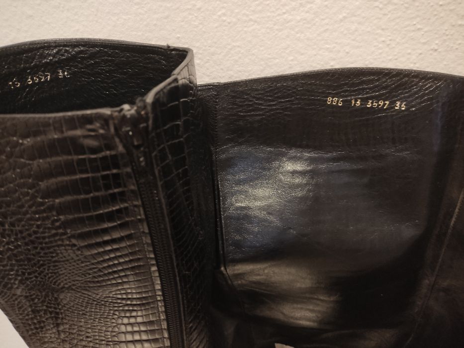 Botas femininas em pele, de cor preta