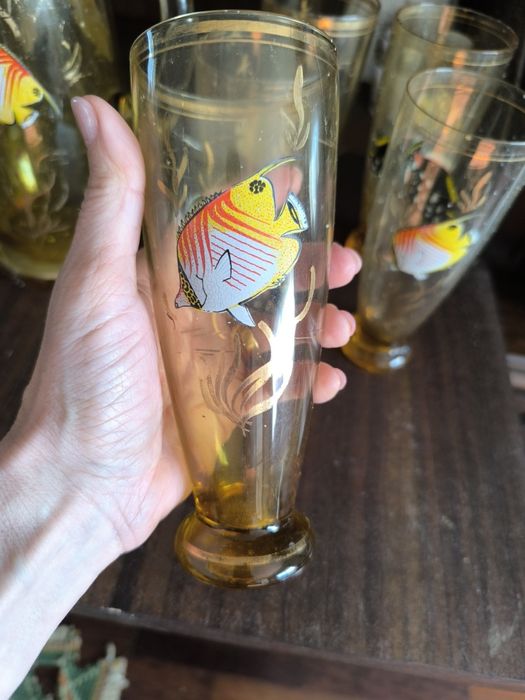 Conjunto incompleto de copos e jarra