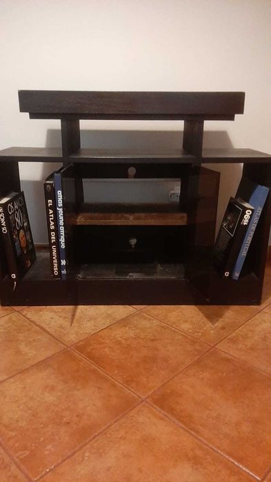 Móvel com portas de vidro