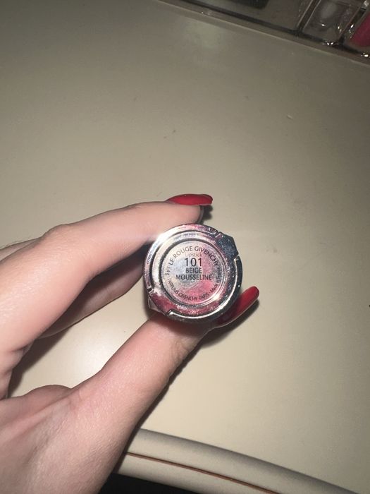 Помада Givenchy бежевая