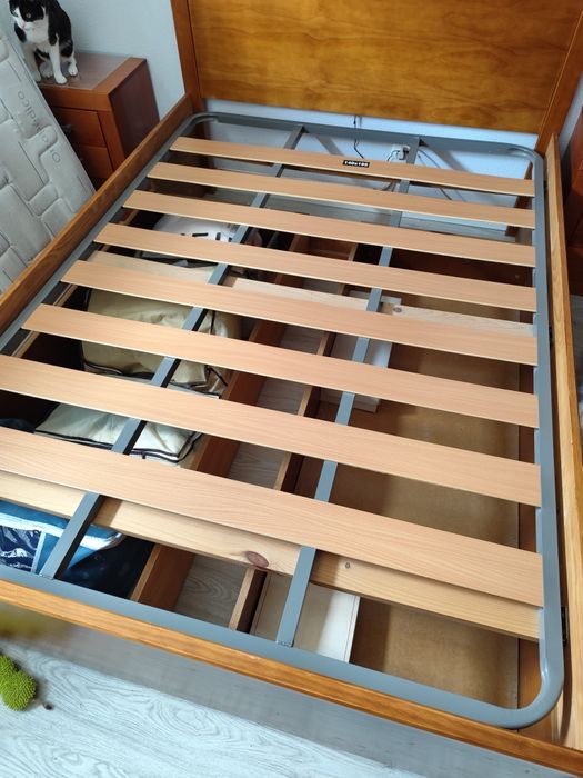 Cama de casal, em cerejeira